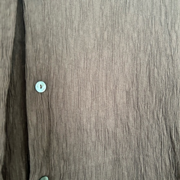 NWOT Love Bonito Crinkle Button Down Shirt - Picture 3 of 4